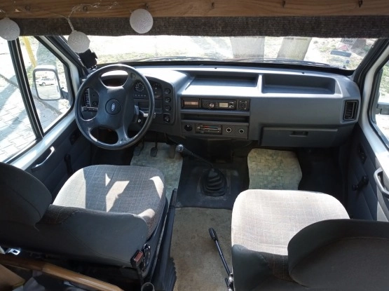                         KAMPER VAN - WYJĄTKOWY - 4 os. - 2 łóżka - wyposażenie - zdjęcie 5
                        