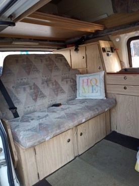                         KAMPER VAN - WYJĄTKOWY - 4 os. - 2 łóżka - wyposażenie - zdjęcie 6
                        