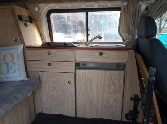                         KAMPER VAN - WYJĄTKOWY - 4 os. - 2 łóżka - wyposażenie - zdjęcie 7
                        