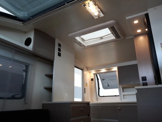                         Przyczepa Adria Action 361 LH Truma Przedsionek - jak nowa - zdjęcie 6
                        