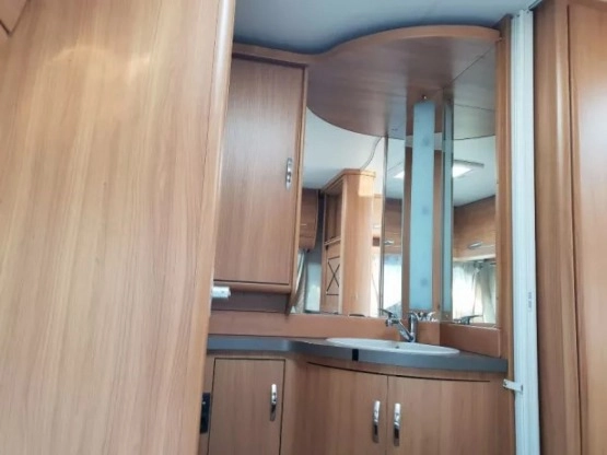                         Przyczepa kempingowa HOBBY 560 kmfe, łóżka piętrowe, super stan! - zdjęcie 4
                        