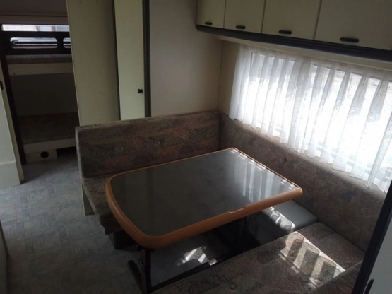                         Przyczepa kempingowa Hobby z 1994 roku, piętrowe łóżka - zdjęcie 3
                        