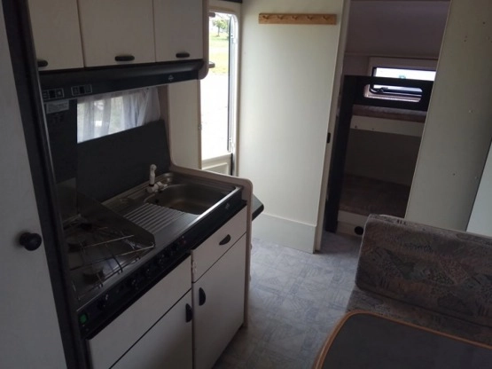                         Przyczepa kempingowa Hobby z 1994 roku, piętrowe łóżka - zdjęcie 7
                        