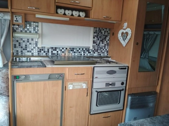                         Przyczepa kempingowa Abi Marauder 420 gold - zdjęcie 8
                        