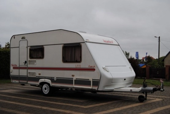                         BEYERLAND Super stan! 4 os. z WC! Ciepła woda! Ogrzewanie! DMC 1300 kg - zdjęcie 1
                        