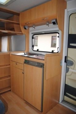                         BEYERLAND Super stan! 4 os. z WC! Ciepła woda! Ogrzewanie! DMC 1300 kg - zdjęcie 4
                        