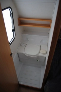                         BEYERLAND Super stan! 4 os. z WC! Ciepła woda! Ogrzewanie! DMC 1300 kg - zdjęcie 5
                        