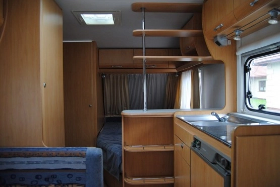                         BEYERLAND Super stan! 4 os. z WC! Ciepła woda! Ogrzewanie! DMC 1300 kg - zdjęcie 7
                        