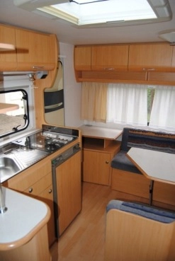                         BEYERLAND Super stan! 4 os. z WC! Ciepła woda! Ogrzewanie! DMC 1300 kg - zdjęcie 8
                        