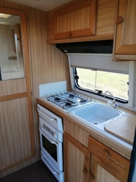                         Przyczepa Fleetwood Colchester w  super stanie z bogatym wyposażeniem - zdjęcie 9
                        