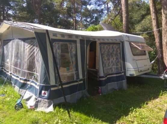                         Knaus blue line przyczepa kempingowa 7-osobowa, łóżka piętrowe, stan idealny - zdjęcie 4
                        