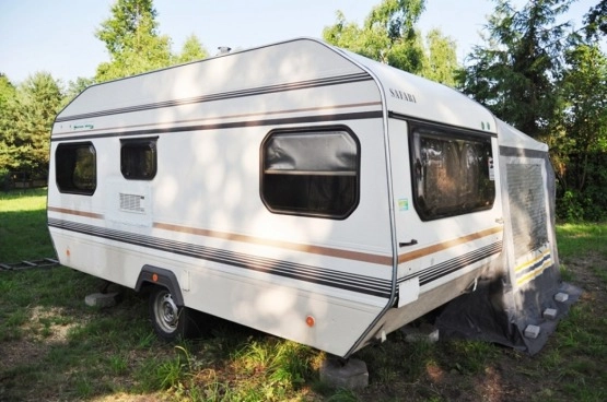                         Przyczepa kempingowa stacjonarna - Wilk Safari ok. 1990 + PRZEDSIONEK - zdjęcie 1
                        