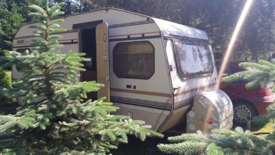                         Przyczepa kempingowa stacjonarna - Wilk Safari ok. 1990 + PRZEDSIONEK - zdjęcie 2
                        