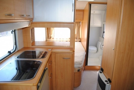                         KNAUS 2001 ROK STACJONARNA! Ładne wnętrze! Prysznic! WC! Transport! - zdjęcie 5
                        