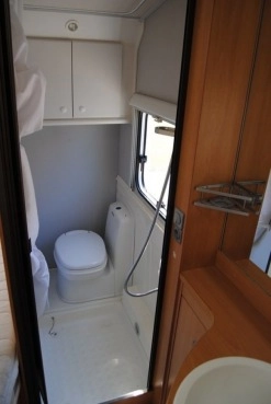                         KNAUS 2001 ROK STACJONARNA! Ładne wnętrze! Prysznic! WC! Transport! - zdjęcie 8
                        