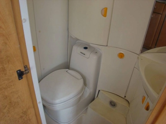                         KEMPING SZROT Łazienka z przyczepy Knaus 2000 rok TANIO - zdjęcie 1
                        