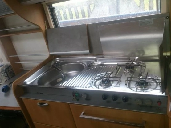                         Świetna, przestronna przyczepa kempingowa HYMER 545 EN, mover, solar - zdjęcie 6
                        