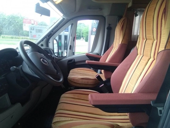                         Camper półintegra Burstner 3.0, 160 koni, LPG, klima, solar - zdjęcie 12
                        