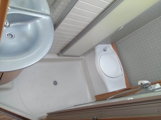                         Camper półintegra Burstner 3.0, 160 koni, LPG, klima, solar - zdjęcie 7
                        