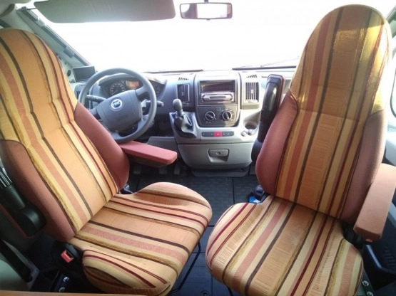                         Camper półintegra Burstner 3.0, 160 koni, LPG, klima, solar - zdjęcie 9
                        