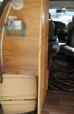                         Hyundai H200 2,5 D Mini Kamper, Spanie 2+2, kuchnia, WC + Namiot + Hak - zdjęcie 11
                        