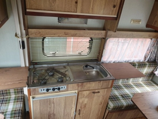                         Przyczepka Kempingowa Home Car Eureka 32GL 3 os DMC 630 + Przedsionek - zdjęcie 6
                        