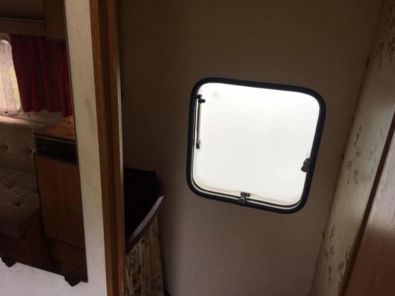                         Przyczepa kempingowa Burstner Club 4-osobowa, przedsionek - zdjęcie 10
                        