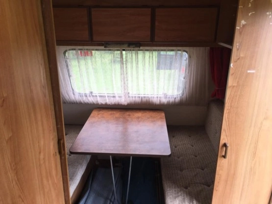                         Przyczepa kempingowa Burstner Club 4-osobowa, przedsionek - zdjęcie 7
                        