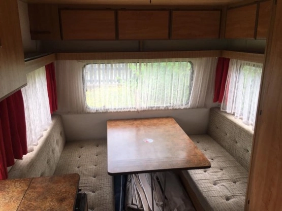                         Przyczepa kempingowa Burstner Club 4-osobowa, przedsionek - zdjęcie 8
                        