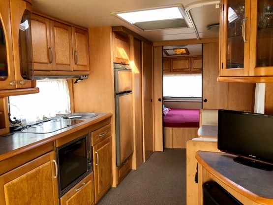                         Hobby UK 660 Special Exclusive z przedsionkiem Hypercamp Obelink - zdjęcie 11
                        