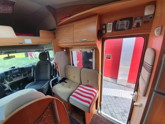                         Kamper Chausson 2007, 3.0, 6 os. - zdjęcie 18
                        