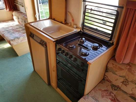                         Zadbana przyczepa Bailey Ranger 500/5 z przedsionkiem i piekarnikiem - zdjęcie 3
                        