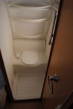                         BEYERLAND Idealne wnętrze! 4 os. z WC! Ciepła woda! Bagażnik DMC 1300 kg - zdjęcie 4
                        