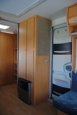                         BEYERLAND Idealne wnętrze! 4 os. z WC! Ciepła woda! Bagażnik DMC 1300 kg - zdjęcie 8
                        