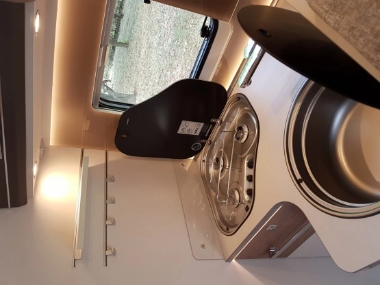                         Nowiutki kamper do wynajęcia - zdjęcie 8
                        