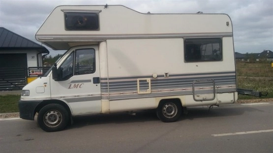                         Do sprzedania kamper LMC z 1998 roku - zdjęcie 3
                        