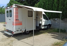                         Kamper camper Mercedes Sprinter, automat, tempomat, 3 miejsca, 3 klimatyzacji, markiza, prysznic, WC, sejf - zdjęcie 1
                        