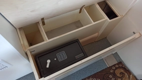                         Kamper camper Mercedes Sprinter, automat, tempomat, 3 miejsca, 3 klimatyzacji, markiza, prysznic, WC, sejf - zdjęcie 24
                        