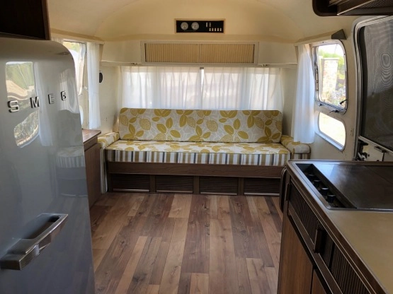                         AIRSTREAM Sovereign 1972r - zdjęcie 8
                        