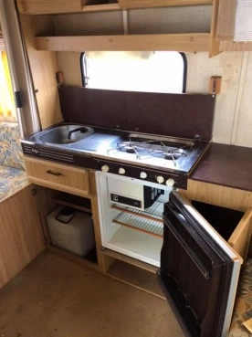                         Przyczepa KIP 1981 DMC 900 2 sypialnie łazienka Leszno - zdjęcie 3
                        