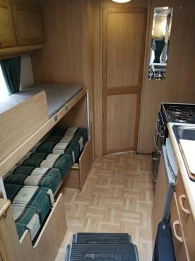                         Przyczepa Kempingowa Compass Magnum 524 GT/ 5 osobowa 2002 rok z namiotem - zdjęcie 12
                        