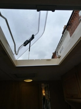                         Przyczepa Kempingowa Compass Magnum 524 GT/ 5 osobowa 2002 rok z namiotem - zdjęcie 16
                        