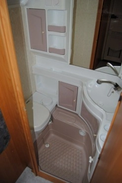                         HOBBY 550 KMF Zarejestrowana! 6 osób z WC! Łóżko piętrowe! Kompletna! - zdjęcie 2
                        