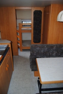                         HOBBY 550 KMF Zarejestrowana! 6 osób z WC! Łóżko piętrowe! Kompletna! - zdjęcie 3
                        