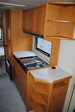                         HOBBY 550 KMF Zarejestrowana! 6 osób z WC! Łóżko piętrowe! Kompletna! - zdjęcie 5
                        