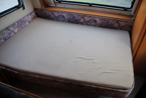                         HOBBY 550 KMF Zarejestrowana! 6 osób z WC! Łóżko piętrowe! Kompletna! - zdjęcie 6
                        