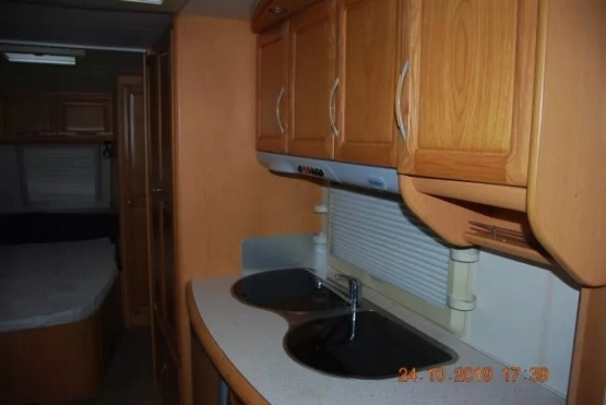                         Przyczepa kempingowa Hobby Prestige 650 z przedsionkiem - zdjęcie 5
                        