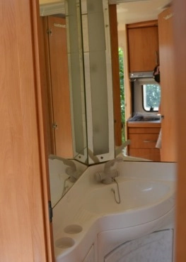                         Przyczepa Kempingowa Hobby 440 De luxe 2005 - zdjęcie 3
                        