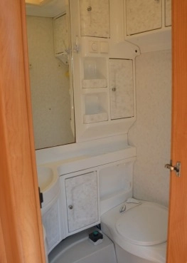                         Przyczepa Kempingowa Hobby 440 De luxe 2005 - zdjęcie 5
                        