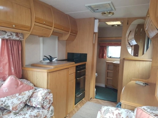                         Przyczepa kempingowa Swift z namiotem pokrowcem i mover - zdjęcie 8
                        